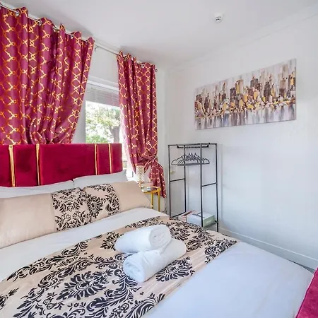 דירה -f9gh- For Your Relaxed, Cosy Stay, Parking לידס
